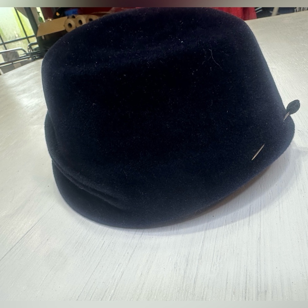 Vintage Julian Gold Wool Pillbox Hat Navy Bird Brooch Feather 60s Style - Picture 6 of 13